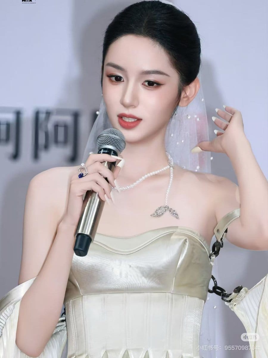 9-Grid K-Pop Idol Photocard Style Prompt (JSON)