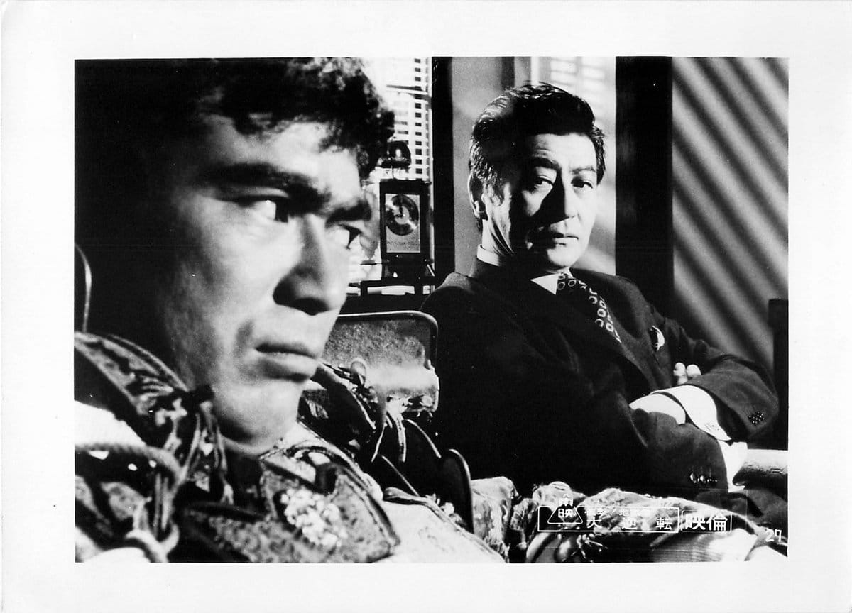 Colorizing a High-Contrast Monochrome Image with Intermediate Tones