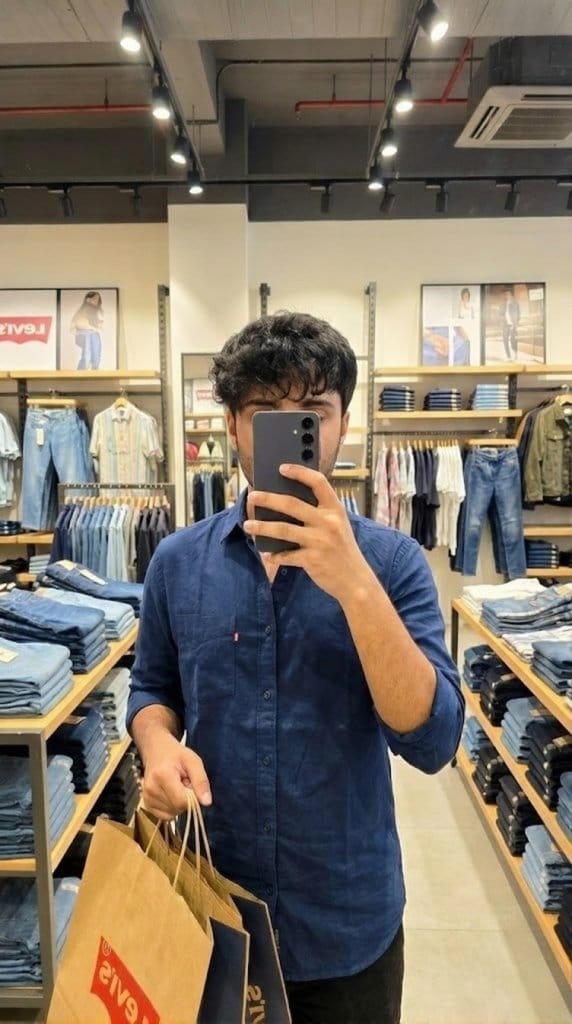 Levi’s shopping mirror selfie edit
