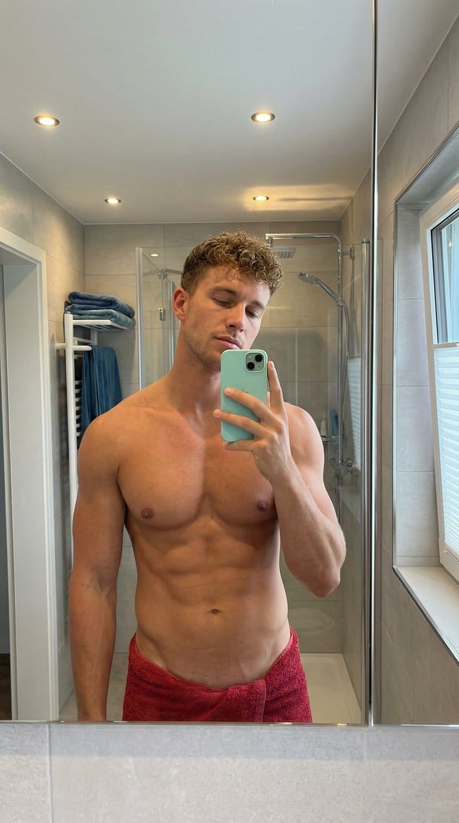 Photorealistic Mirror Selfie of a Muscular Man